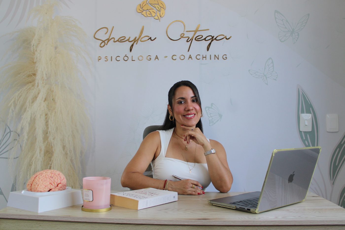 Sheyla Ortega, psicóloga holística, en su consultorio